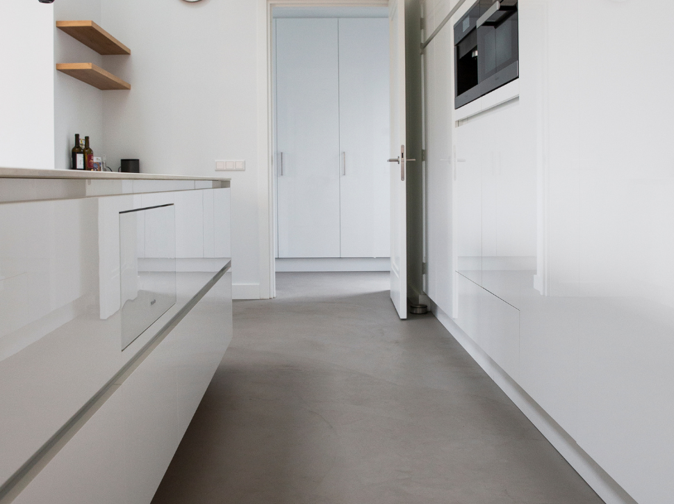 Grijze vloer in combinatie met een witte keuken