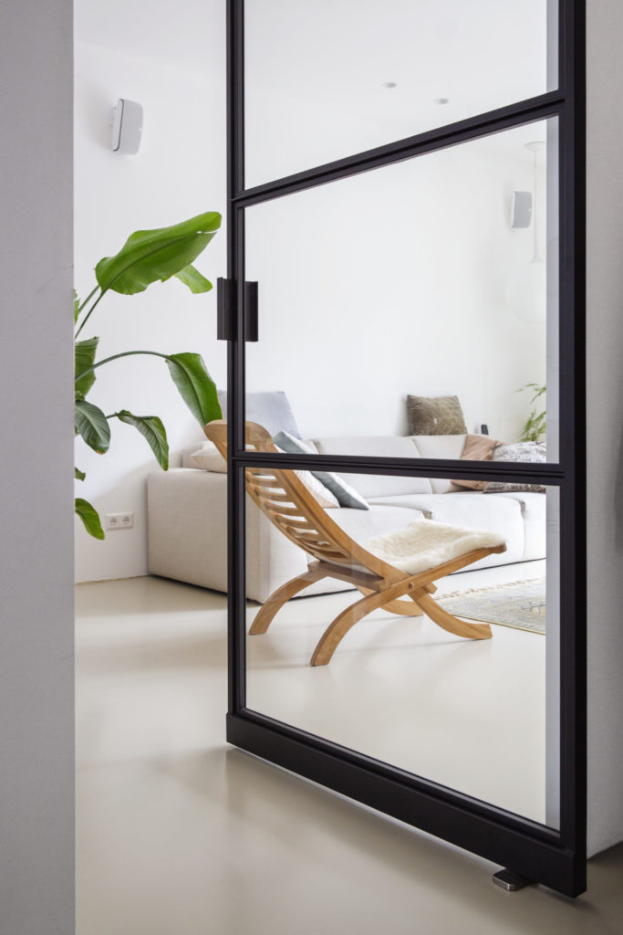 PU gietvloer in warme tint in nieuwbouwwoning in Zeist